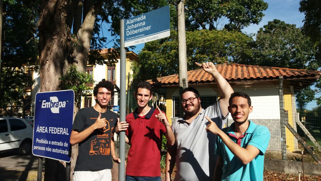 Equipe Dobereiner (curtindo a vitória) [Da esquerda para direita: Gabriel Rizzo (PET-SI), Renan Távora (PET-SI) , Pedro Viera (Aluno do curso de agronomia ) e Filipe Klinger (PET-SI)]