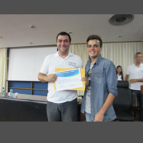 Tutor recebendo certificado